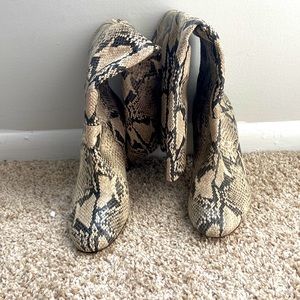 Material: Leather
Chunky heel
Mid calf
Animal print
Belt
Ivory
9 B, medium width